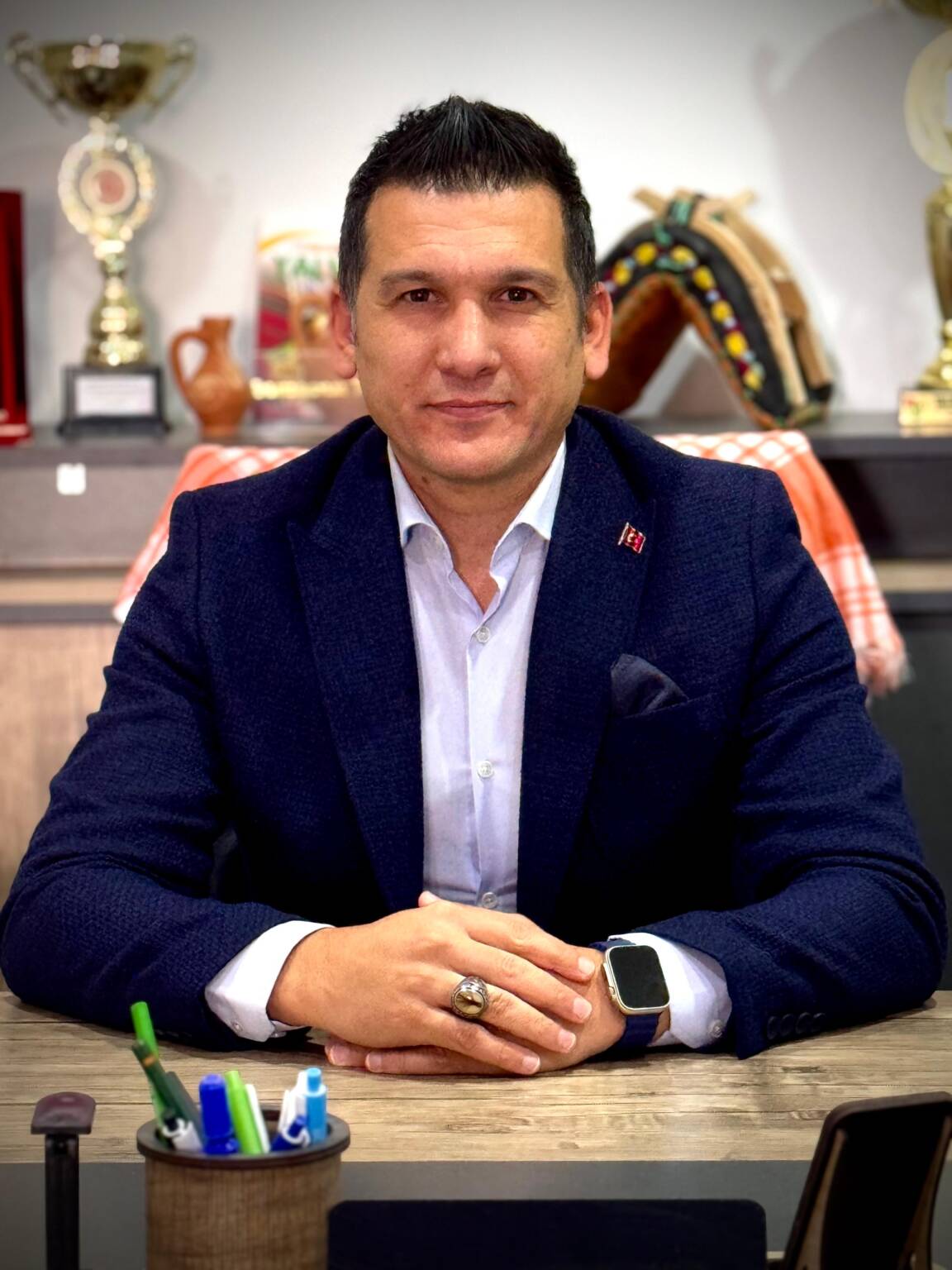 Yıldızlı Kapı hakkında bölümünde ofis portresi
